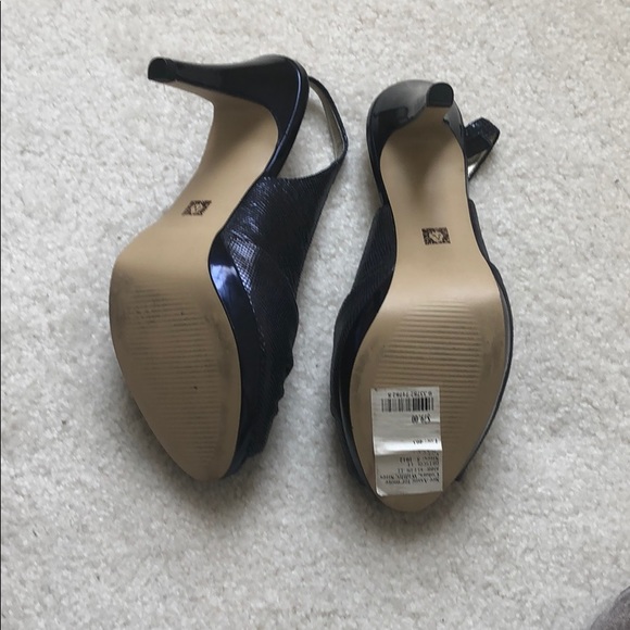 Navy Blue Anne Klein heels - Picture 2 of 5